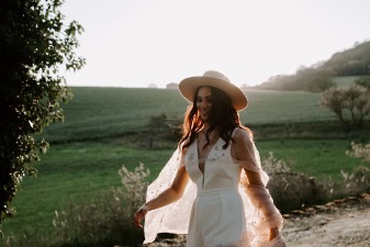 Une mariée habillée pour son mariage avec en arrière plan un champ