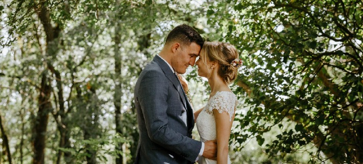 Photo d'un couple réalisé en extérieur, dans les bois du château de Bois Rigaud à l'occasion d'un mariage dans le Puy-de-Dôme