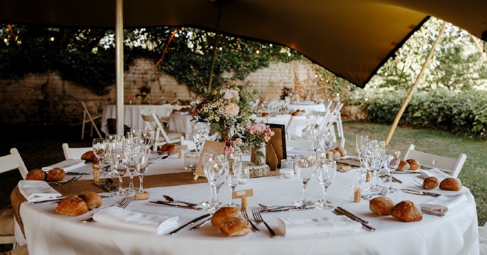 Décoration d'un mariage champêtre organisé sous une tente en extérieur