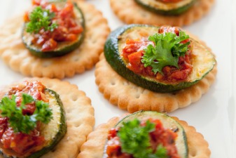 Photo de petits fours préparés pour le lendemain d'un mariage