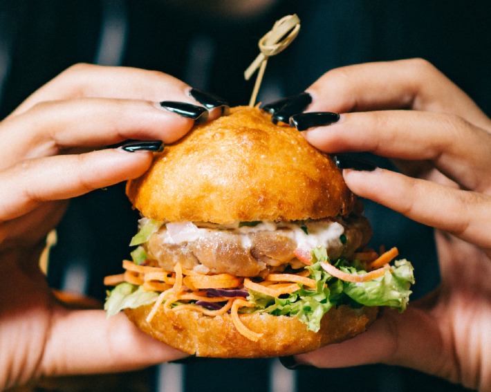 Photo d'un burger dégusté lors d'un brunch du lendemain