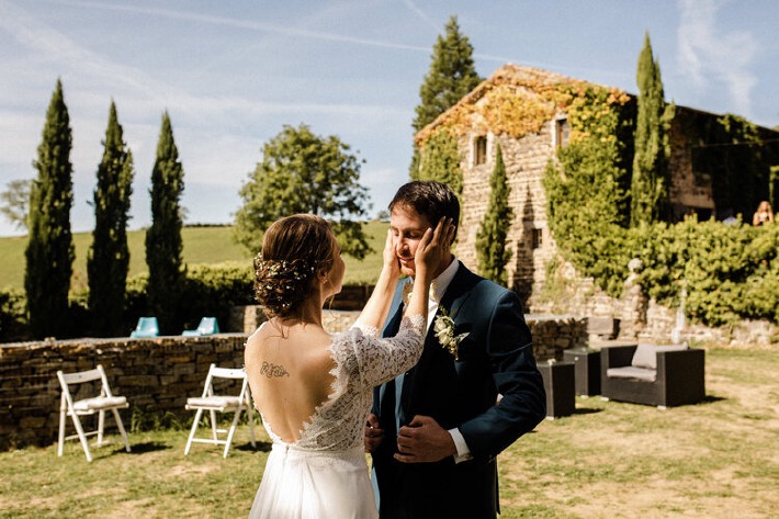 Photo d'un couple de mariés lors de leur mariage au château de Bois Rigaud prise par Callènes Films