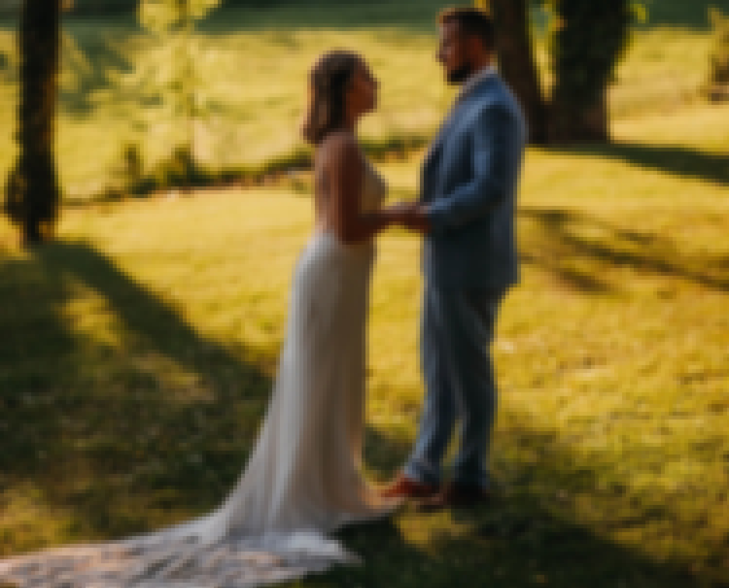 Photo d'un couple de mariés lors de leur mariage au château de Bois Rigaud prise par Amandine Leroy