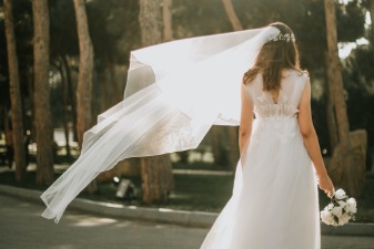 Photo d'une mariée avec une belle robe de mariage