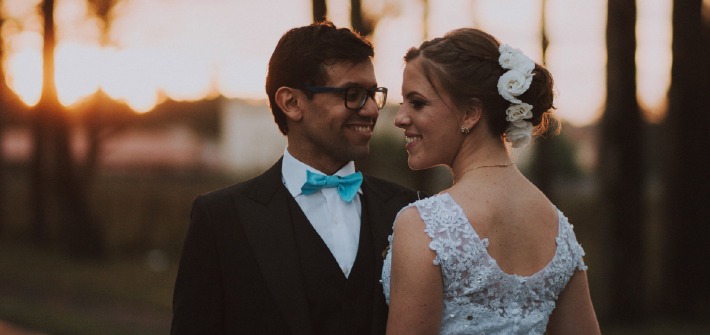 Photo d'un couple de jeune marié souriant