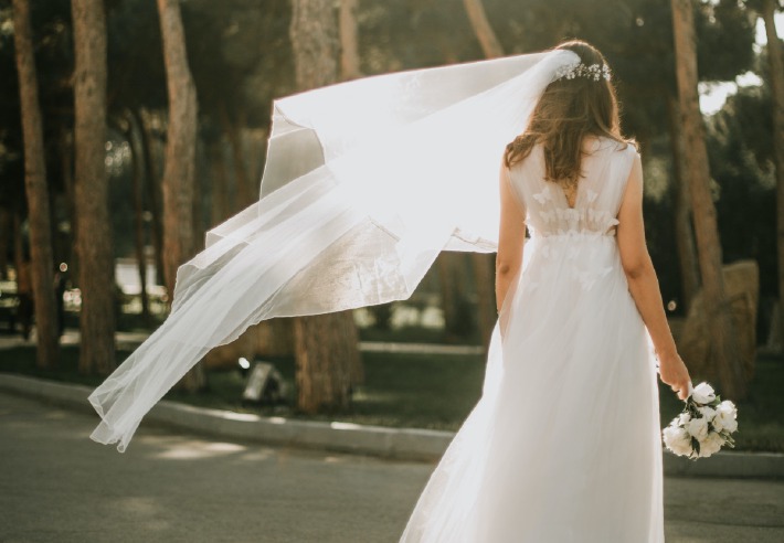 Photo d'une mariée le jour de son mariage après des mois de préparation et d'organisation