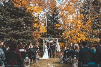 Cérémonie laïque de mariage dans une forêt