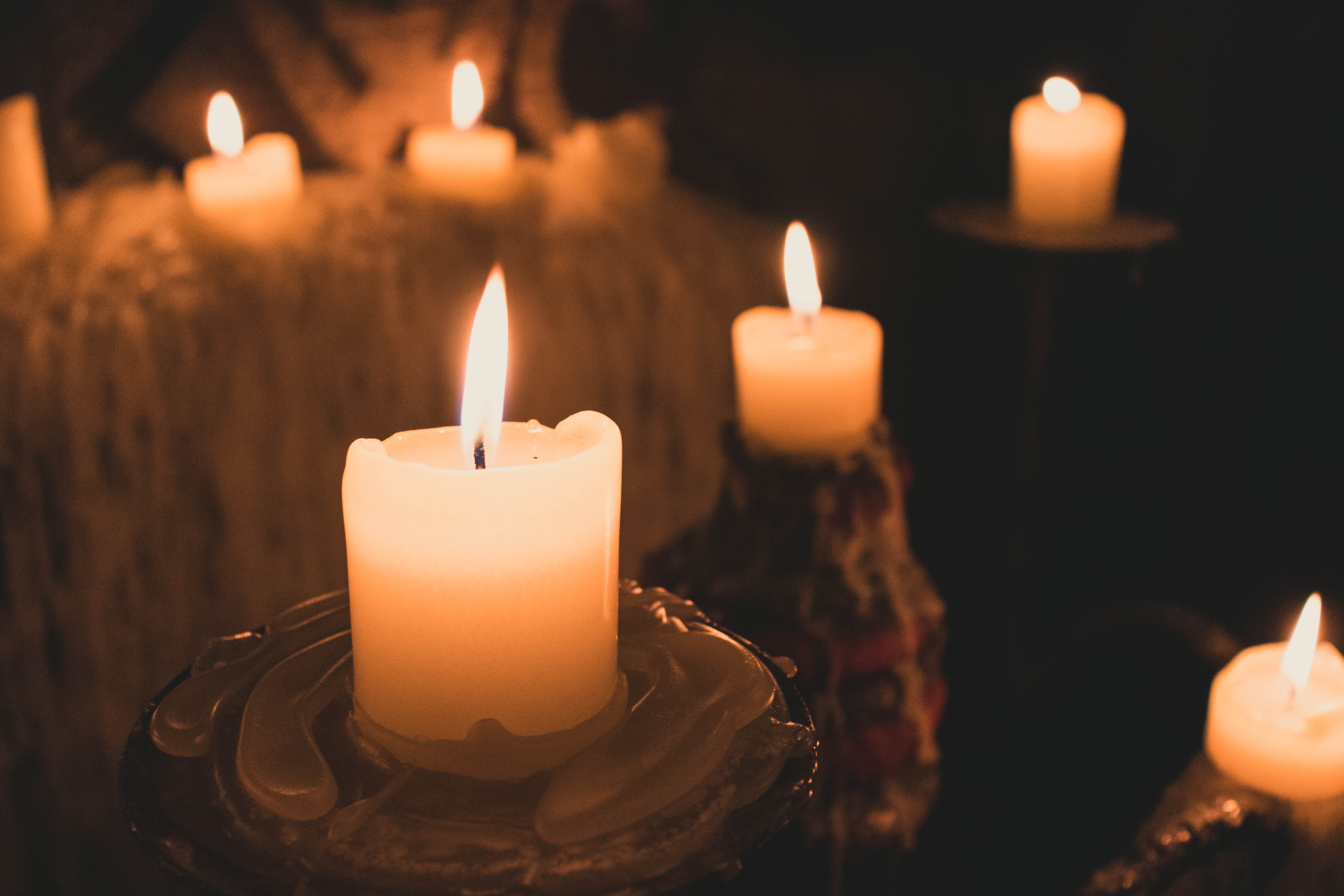 Магия свечей ритуалы. Магия свечей. Мистические свечи. Ритуалы со свечами. Горящие свечи.