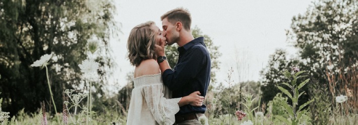 Photo d'un couple prise lors d'une séance engagement avant leur mariage