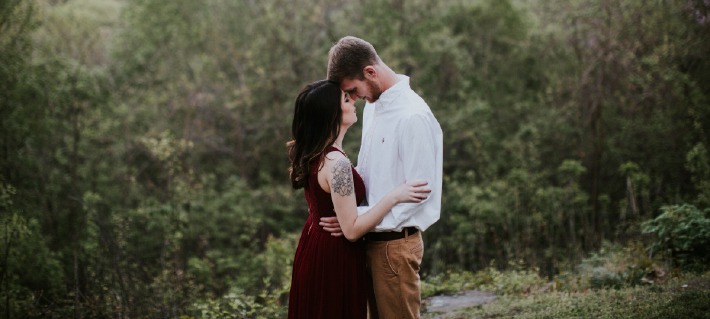 Photo d'un couple prise lors d'une séance engagement avant leur mariage