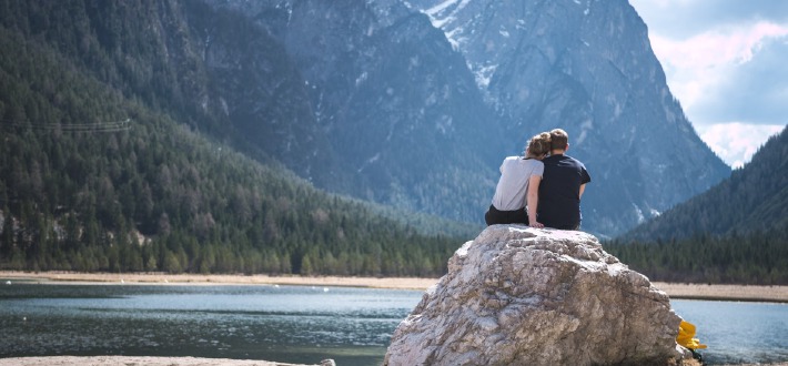 Photo d'un couple prise lors d'une séance engagement avant leur mariage