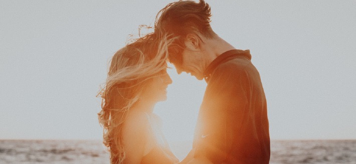 Photo d'un couple prise lors d'une séance engagement avant leur mariage