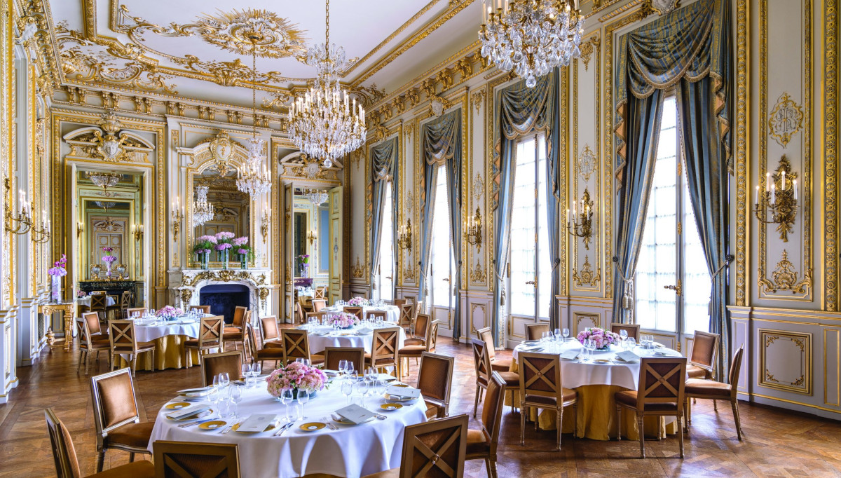 Wedding ballroom at Shangri-La Hôtel in Paris