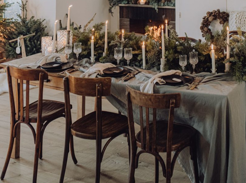 Photo d'un centre de table de mariage avec des bougies et des fleurs