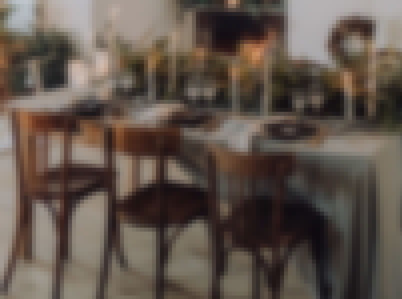 Photo d'un centre de table de mariage avec des bougies et des fleurs