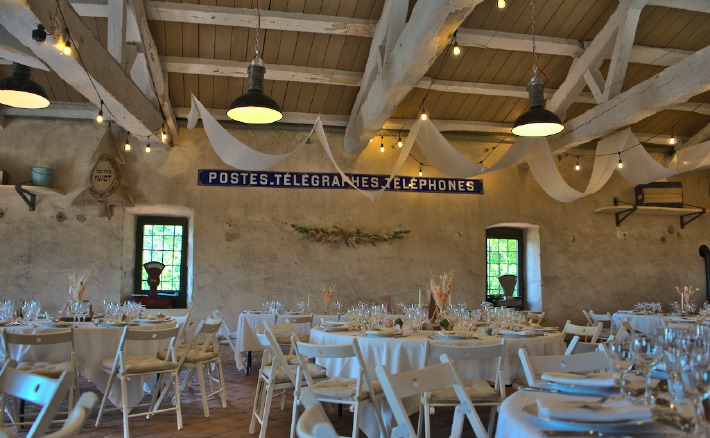 Photo de tables de mariages rustiques au château de Bois Rigaud dans le Puy-de-Dôme