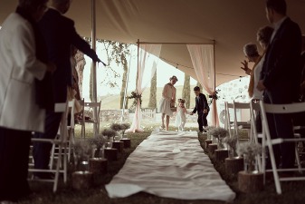 Cérémonie de mariage civil organisée dans les jardins du château de Bois Rigaud par la wedding planner l'Atelier des rêves en Auvergne