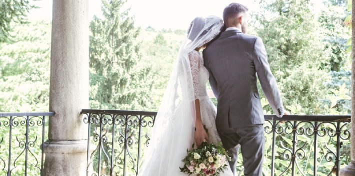 Photo d'un couple prise à l'occasion de l'organisation de leur mariage de rêve en Auvergne, organisée par un wedding planner de formation