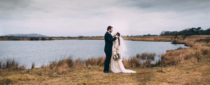 Photo d'un couple prise à l'occasion de l'organisation de leur mariage de rêve en Auvergne, organisée par un wedding planner de formation