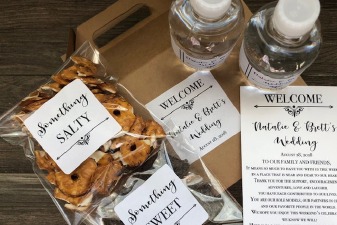 Une mariée tenant un bouquet de fleurs pour son mariage au château de Bois Rigaud