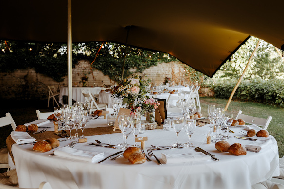 Photo des tables mises en place à l'occasion d'un mariage champêtre organisé en extérieur dans les jardins du Château de Bois Rigaud près de Clermont-Ferrand