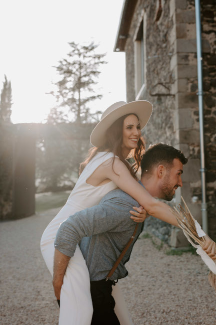 Photo d'un couple célébrant leur mariage au Château de Bois Rigaud en Auvergne