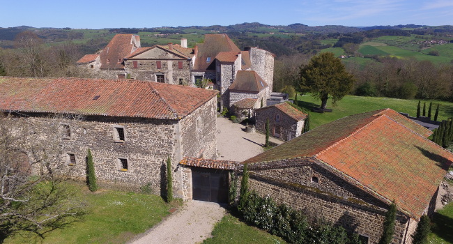 Photo du jardin du Château de Bois Rigaud dans le Puy-de-Dôme. Le Château dispose d'un jardin privatif de plus de 3000 m² où les mariés peuvent organiser une cérémonie laïque dans une atmosphère champêtre.