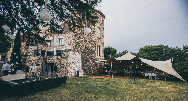 Photo d'une salle de réception du Château de Bois Rigaud en Auvergne-Rhone-Alpes, décorée pour un mariage. La salle de réception au premier étage peut assoir 100 personnes.