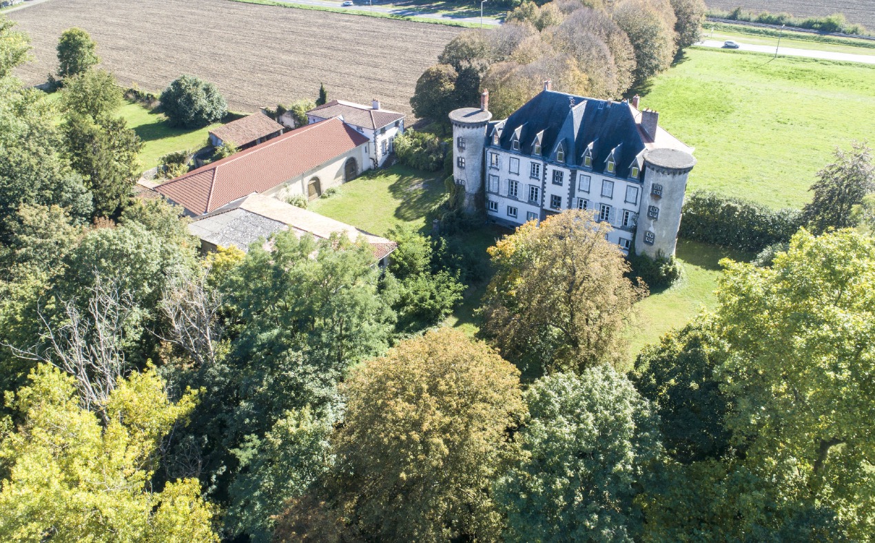 Photo de la façade du Château de Chignat, lieu de mariage en Auvergne.