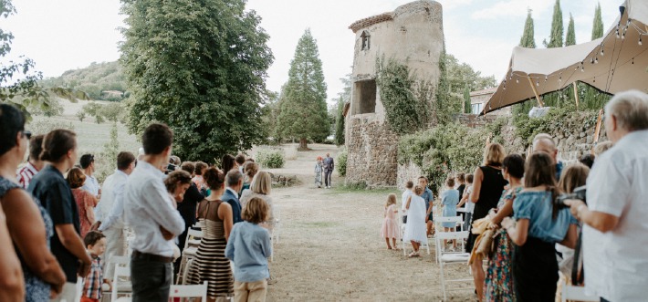 Picture of a beautiful wedding ceremony in France at Château du Bois Rigaud.