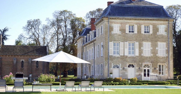 Panoramic view of Château d'Aleny, a small wedding venue in the Burgundy region