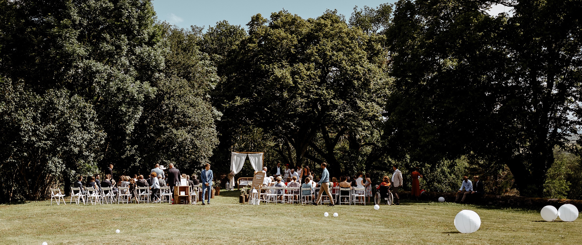 Wedding ceremony celebrated in the gardens of Château de Bois Rigaud