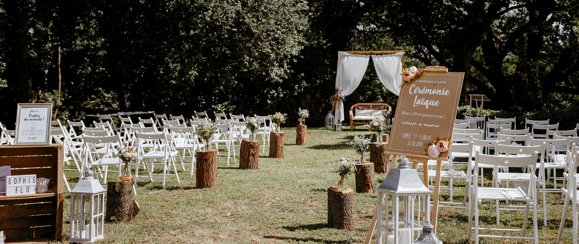 Decoration of an outdoor wedding ceremony organized in Château de Bois Rigaud's garden, with white chairs.