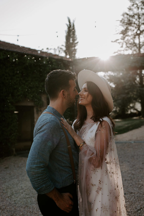 A bride and a groom in the courtyard of Château de Bois Rigaud in Auvergne