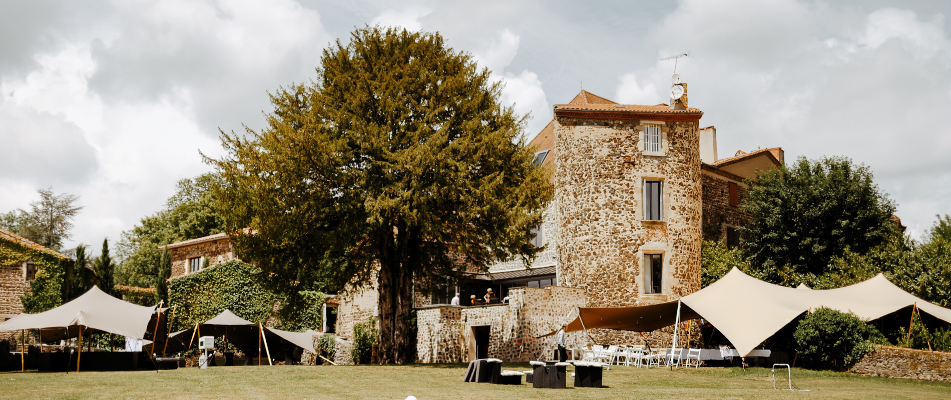 Outdoor view of Chateau de Bois Rigaud's gardens.