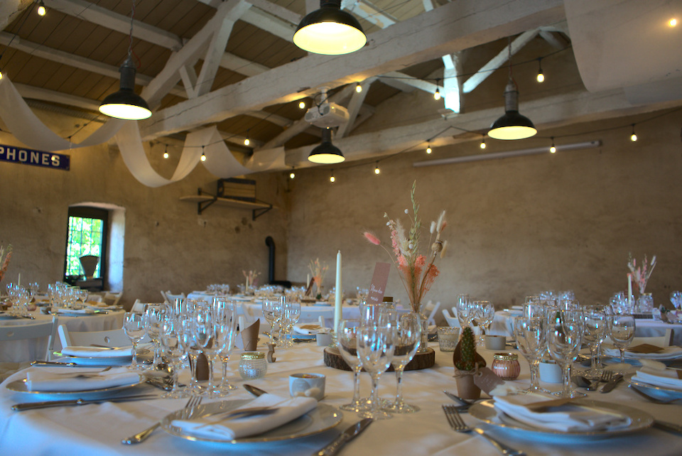 Decorated reception room of Château de Bois Rigaud on a wedding day