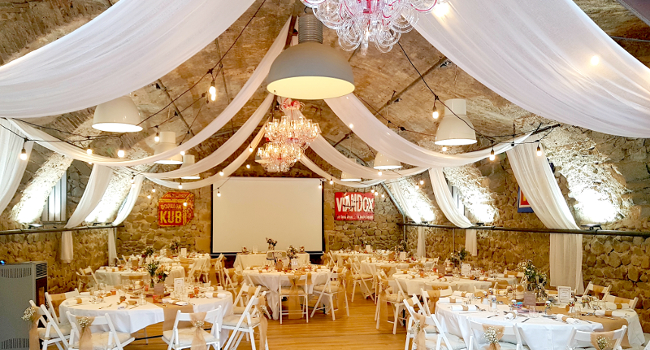 The rustic barn of Château de Bois Rigaud, decorated for a wedding