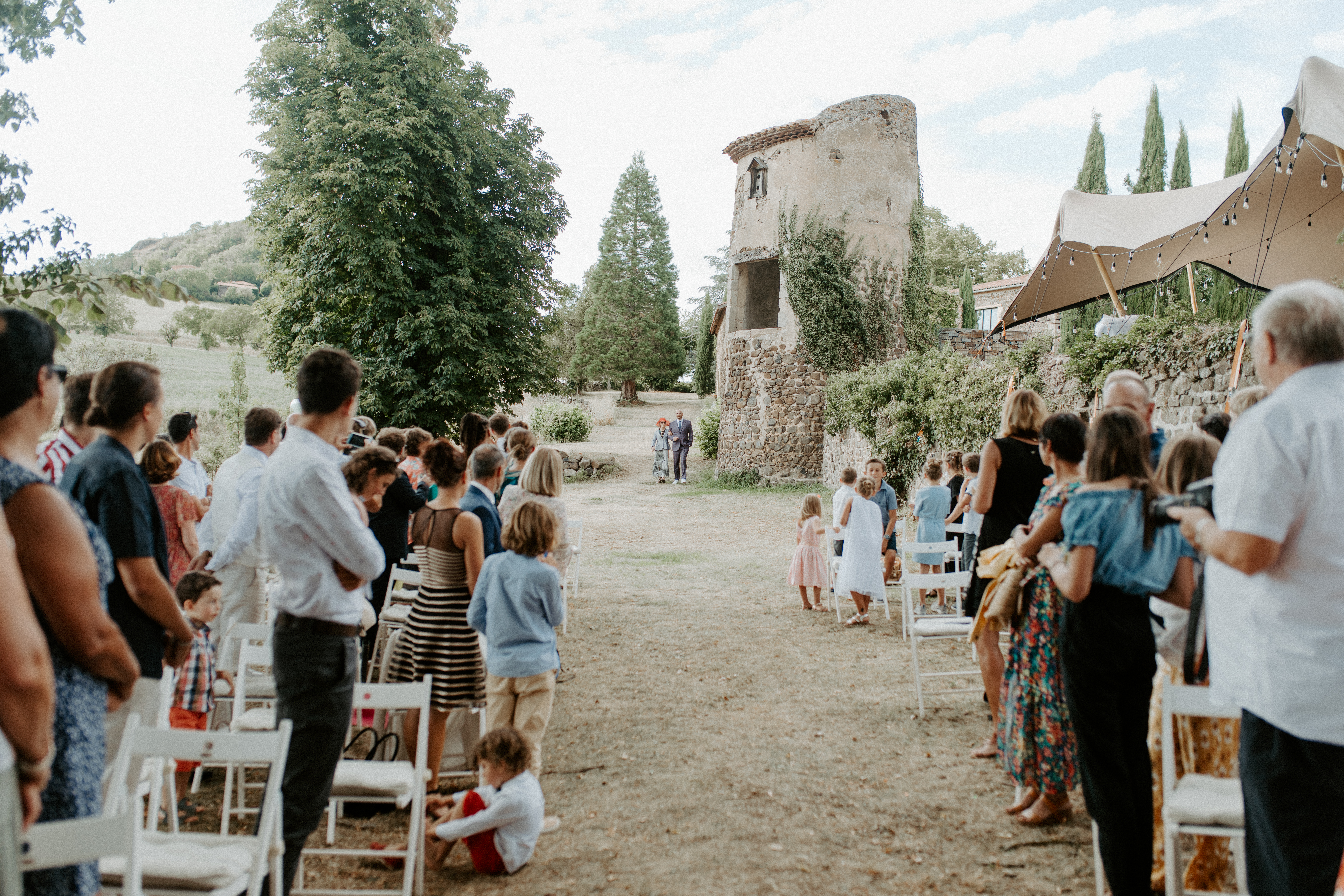 Outdoor wedding ceremony in château de Bois Rigaud's gardens