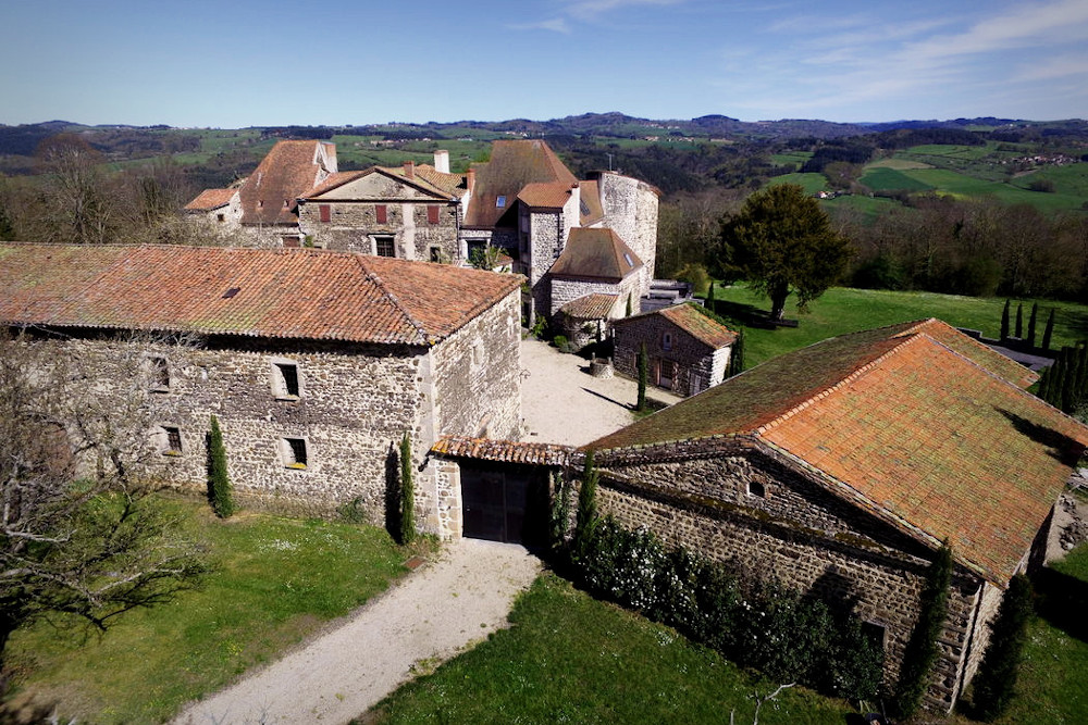 Photo extérieure du gîte de groupe du château de Bois Rigaud en Auvergne-Rhône-Alpes
