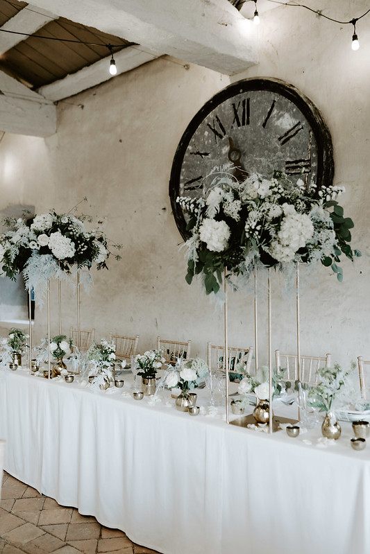 La grande salle de réception du château de Bois Rigaud décorée pour un mariage sur un thème champêtre et bohème.