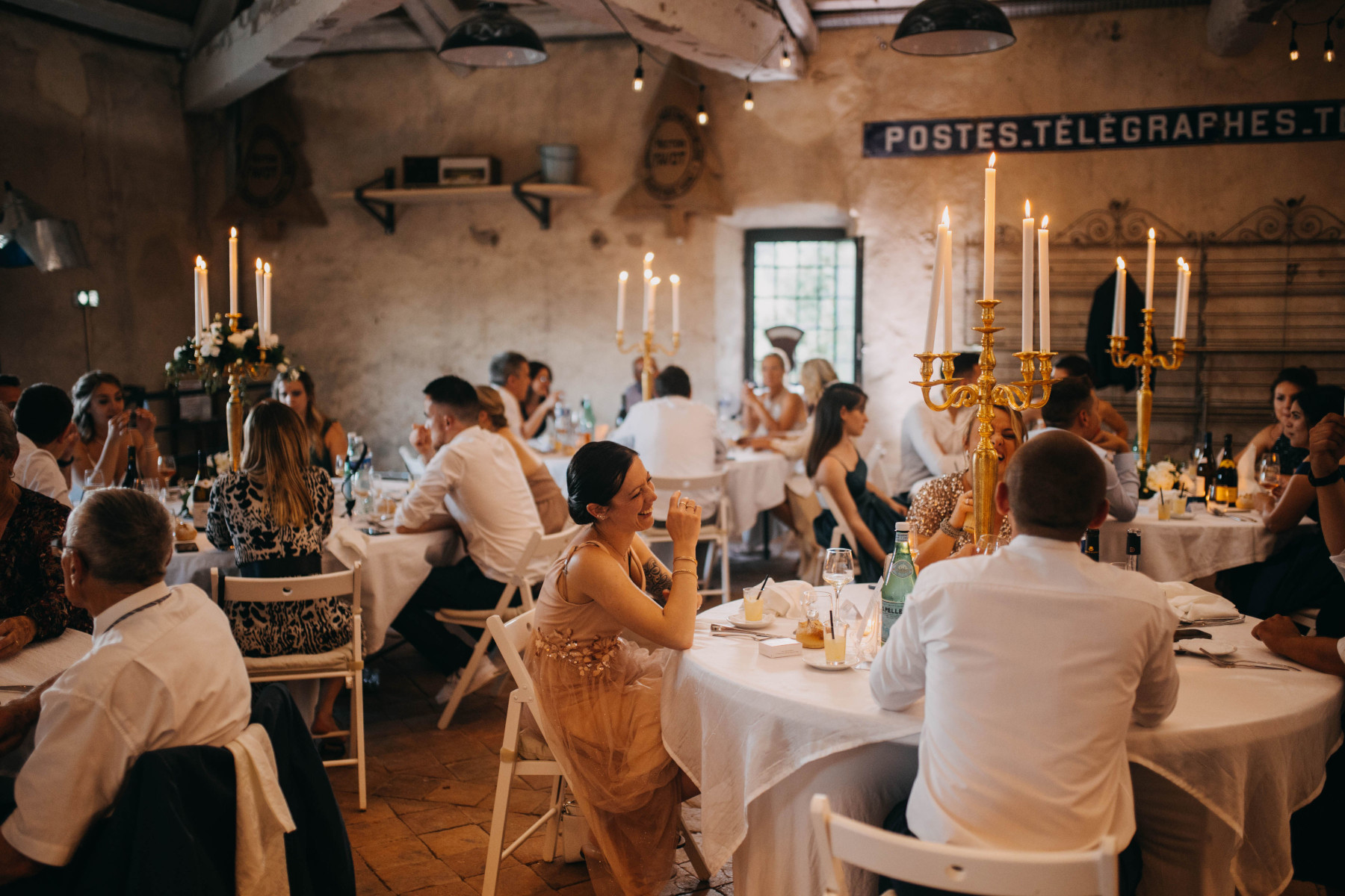 Les salles de mariage du Château de Bois Rigaud en Auvergne vous permettront d'organiser un repas de fête intimiste.