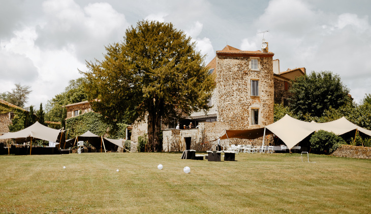 Photo de la façade du château de Bois Rigaud prise à l'occasion d'un mariage près de clermont-ferrand