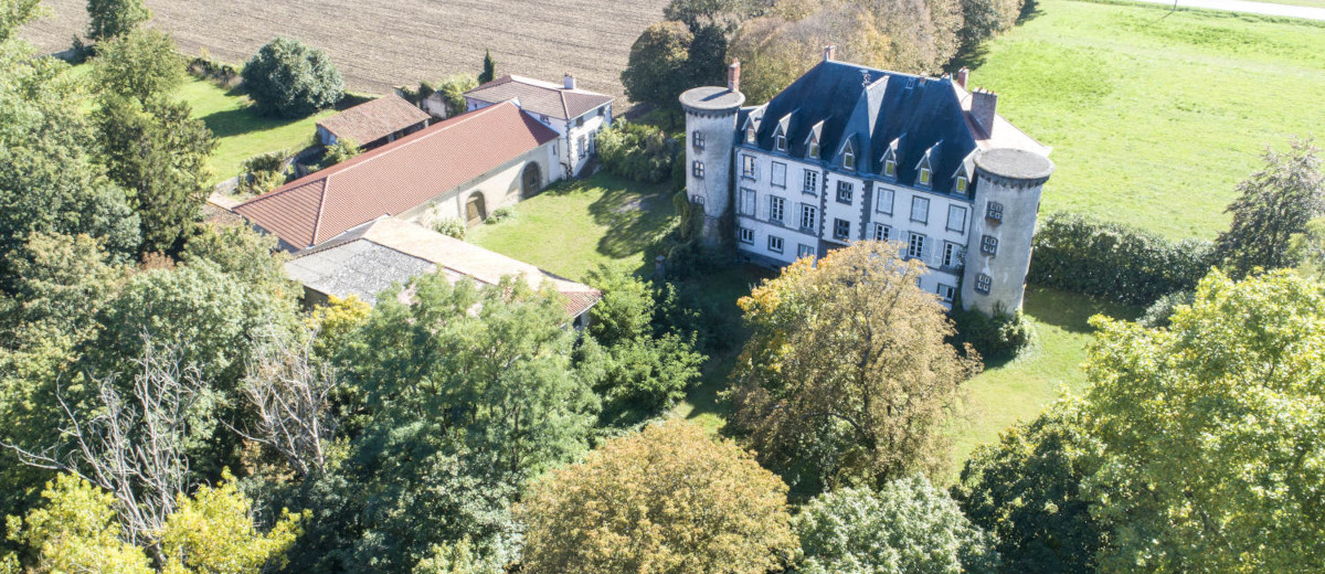 Façade du Château de Chignat dans le Puy-de-Dôme.