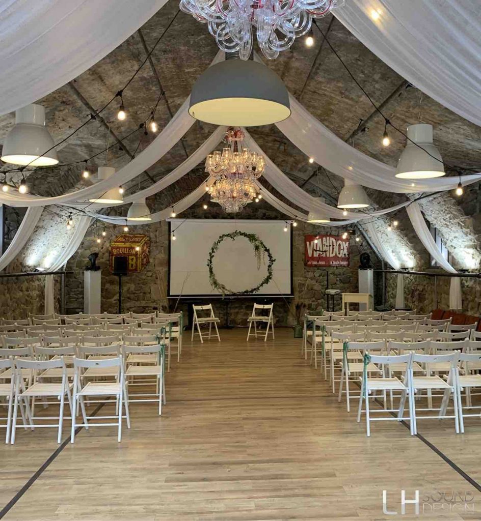 Photo d'une salle de réception proposée à la location par le château de Bois Rigaud à côté d'Issoire et de Parentignat