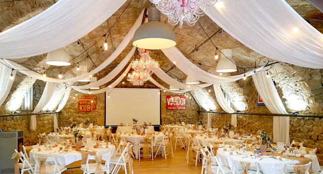 Photo d'une salle de réception du château de Bois Rigaud en Auvergne-Rhone-Alpes, décorée pour un mariage. La salle de réception au premier étage peut assoir 100 personnes.
