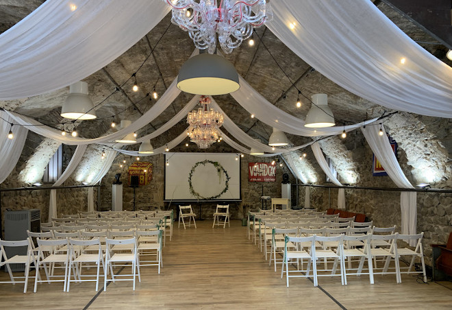 Photo d'une salle de réception prise au château de Bois Rigaud près d'Issoire, décorée à l'occasion d'un séminaire dans le Puy-de-Dôme.